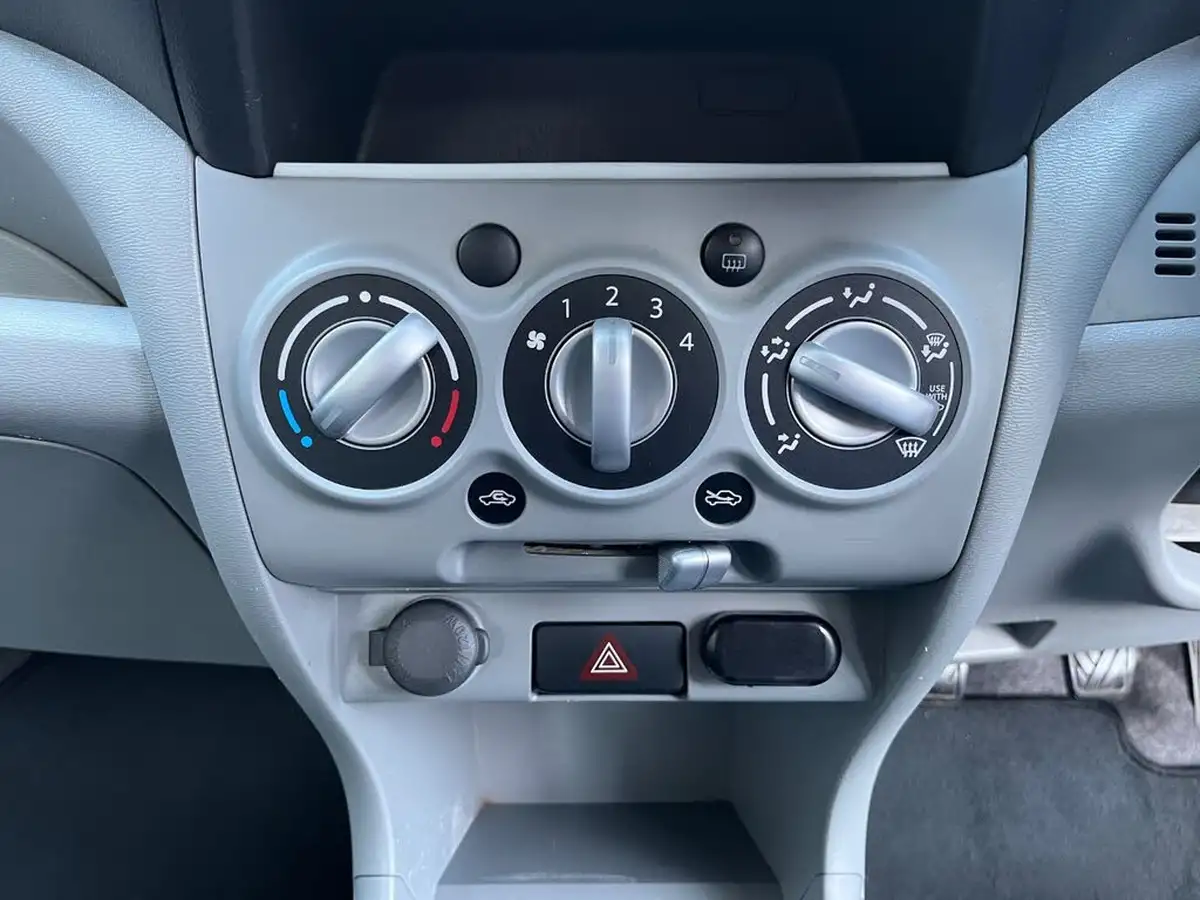 2011-suzuki-alto-10-sz2-big-17