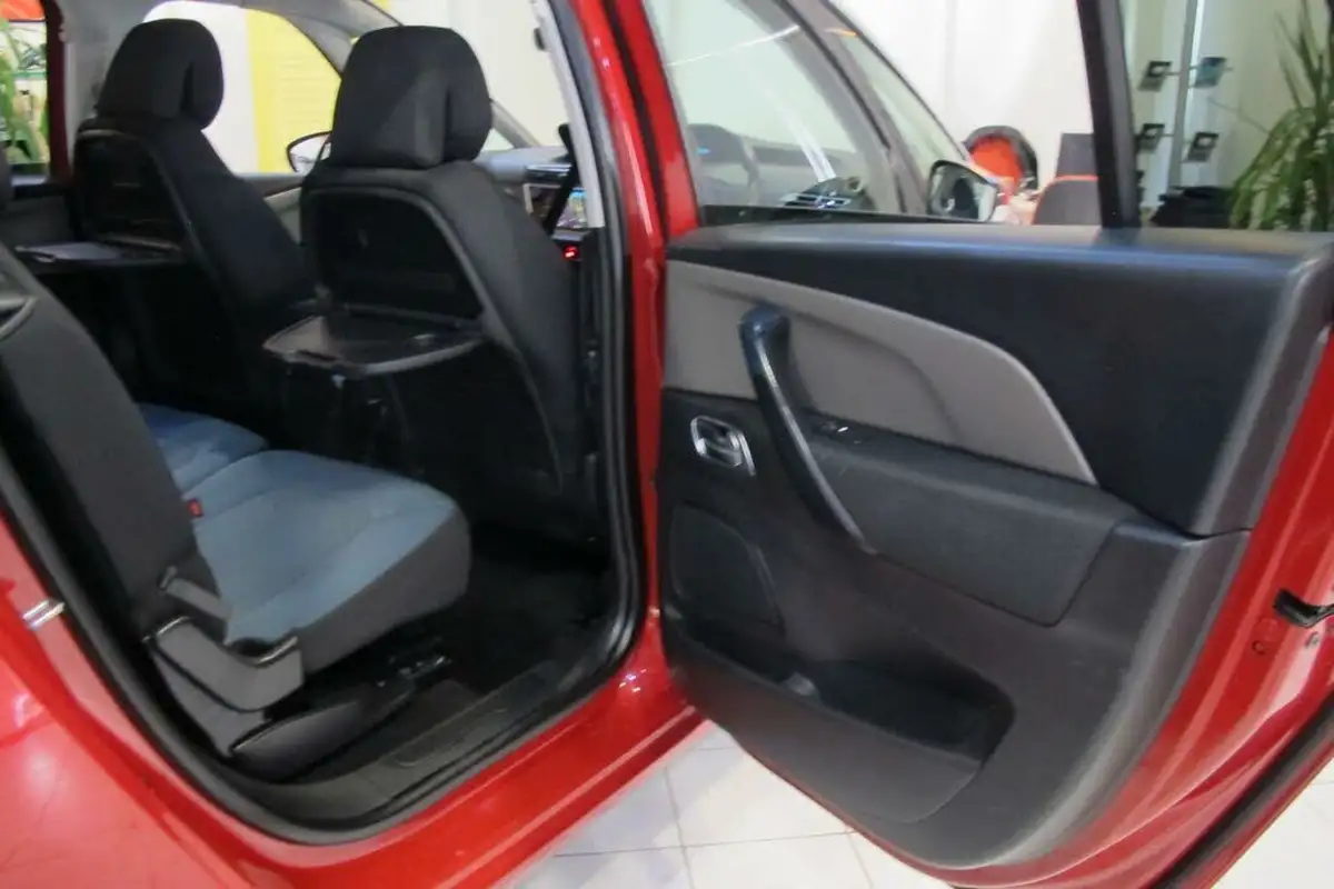 2019-citroen-grand-c4-spacetourer-12-puretech-feel-big-33