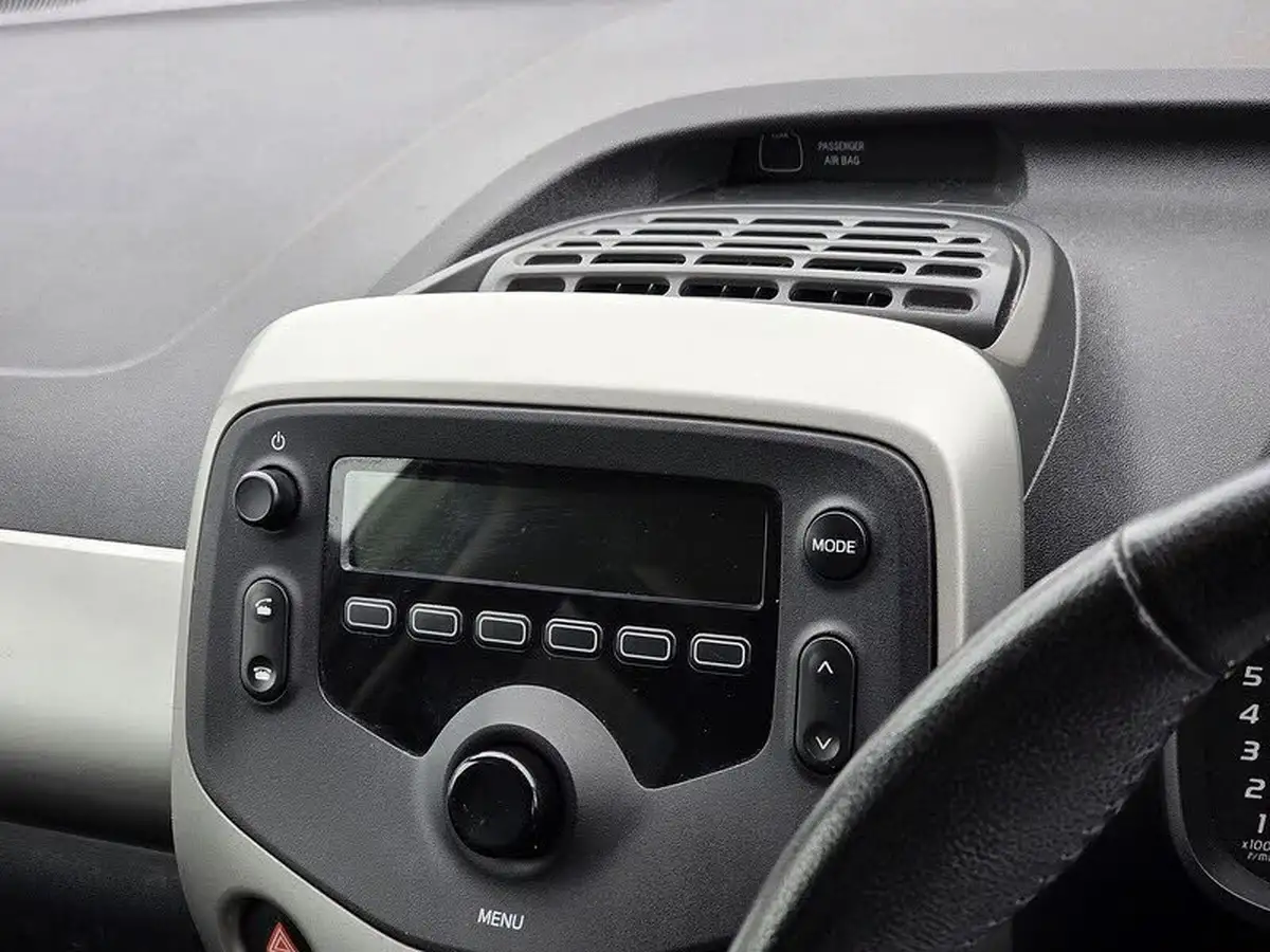 2016-toyota-aygo-10-vvt-i-x-play-68bhp-5d-big-14