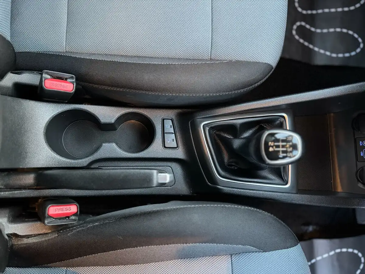 2016-hyundai-i20-10-premium-100ps-big-29