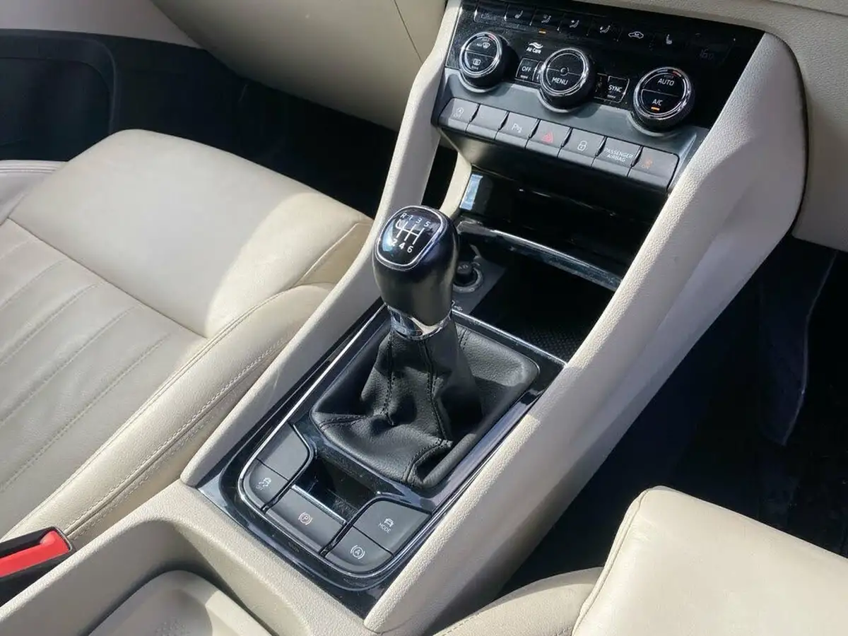 2019-skoda-karoq-15-tsi-se-l-big-13