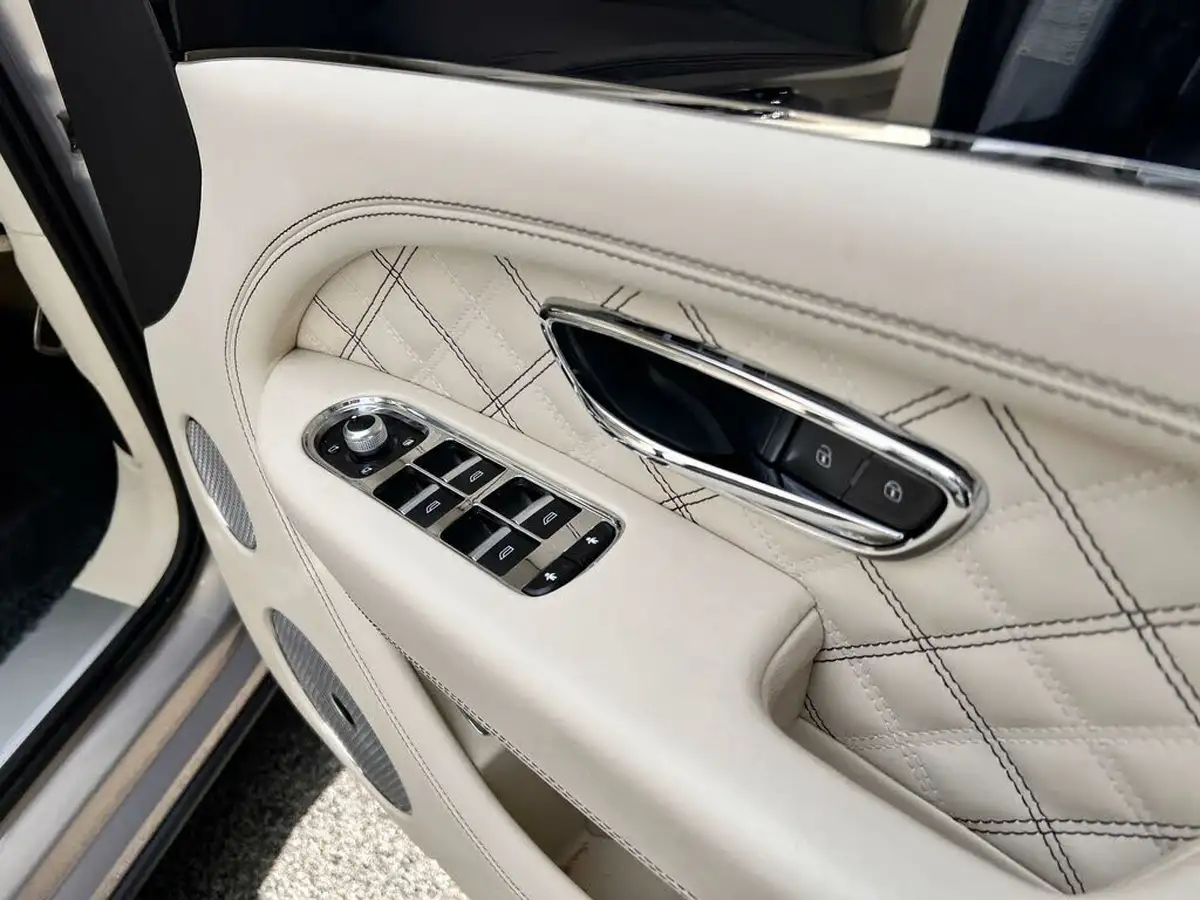 2020-bentley-bentayga-30-hybrid-big-19