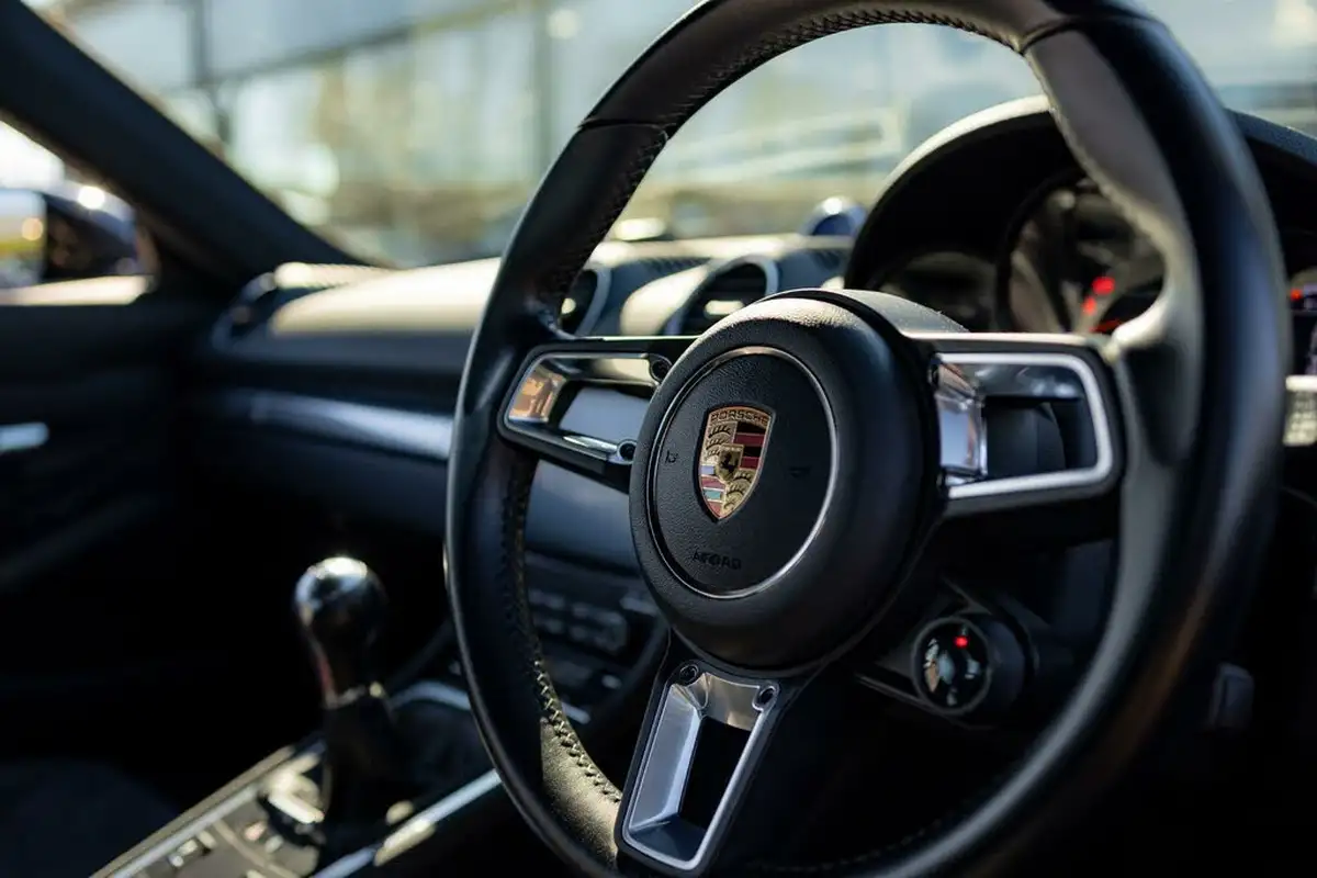 2019-porsche-cayman-718-20-cayman-big-30