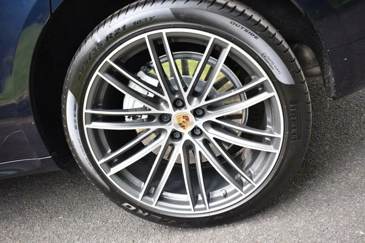 2020-porsche-macan-29-turbo-big-46