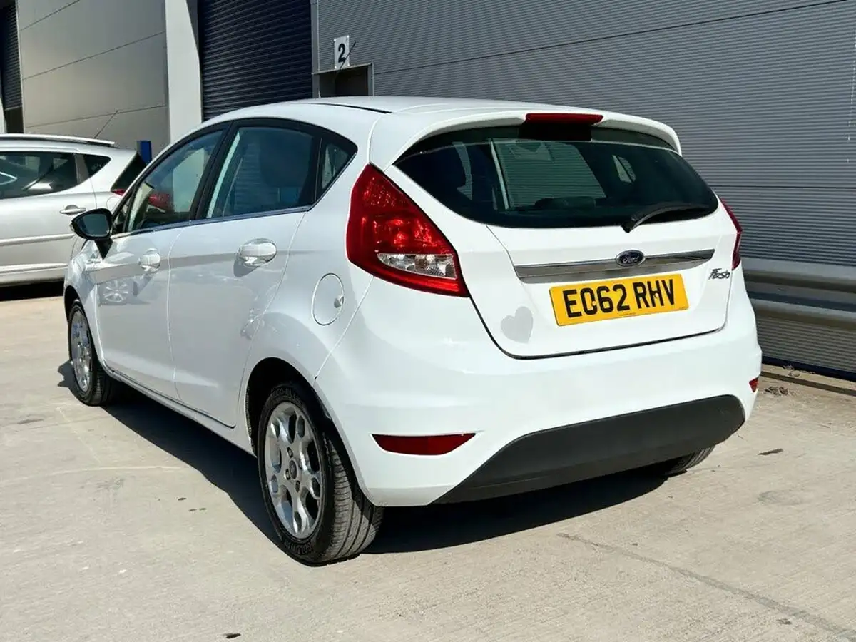 2012-ford-fiesta-14-zetec-5d-big-6