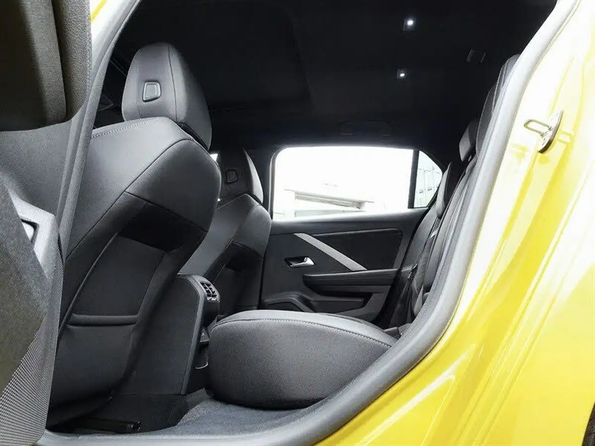 2023-vauxhall-astra-16-ultimate-hatchback-big-12