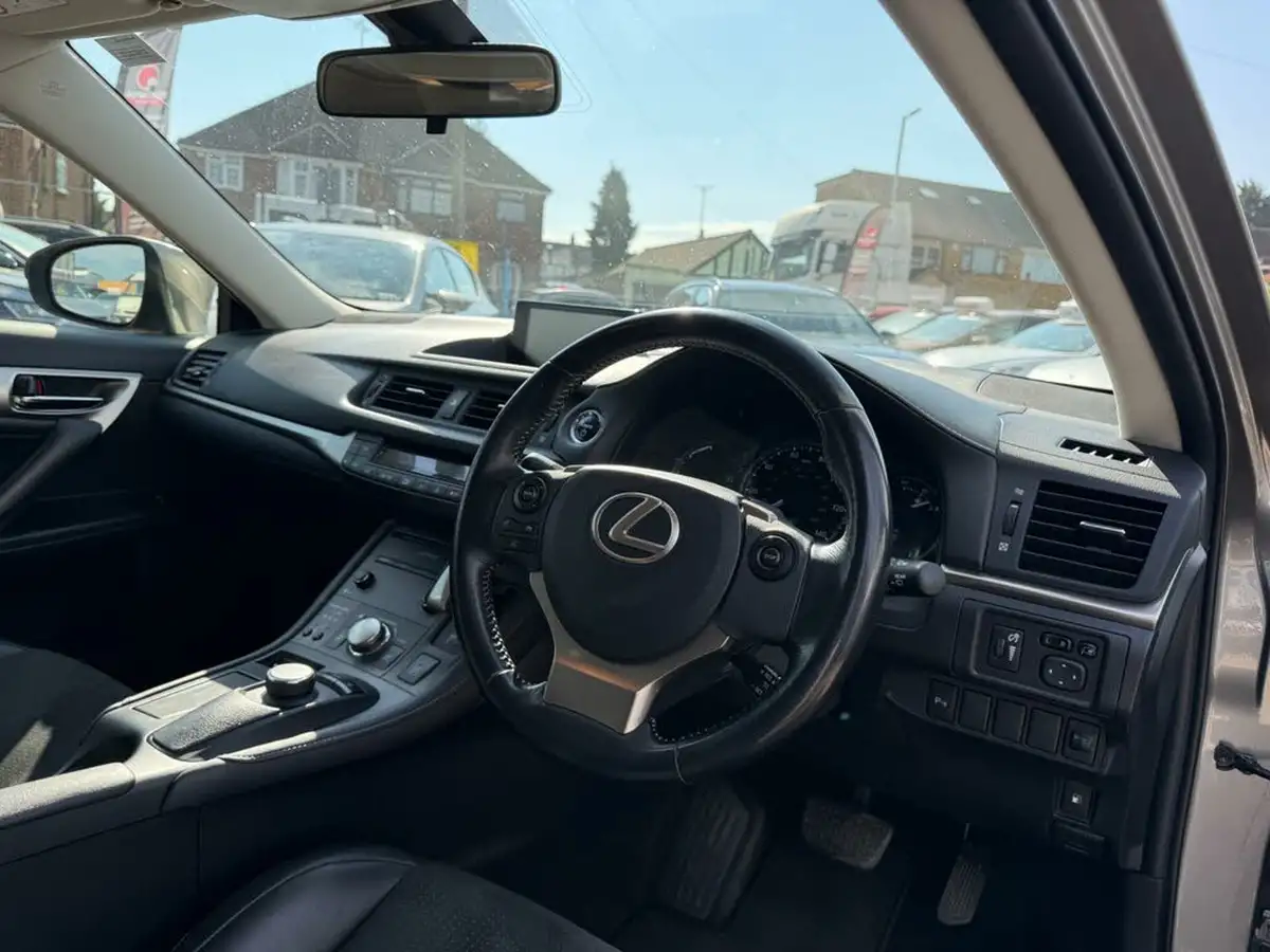 2015-lexus-ct-200h-18-advance-plus-big-33