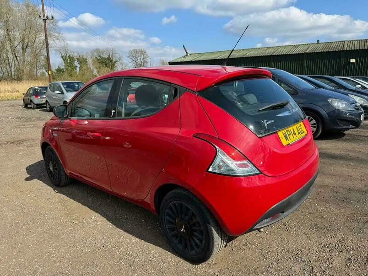 2014-chrysler-ypsilon-12-silver-big-5