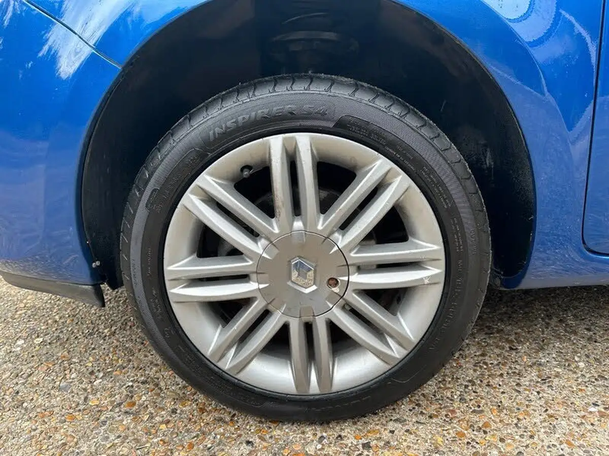 2011-renault-clio-15td-dynamique-tom-tom-15dci-fap-estate-5d-big-25