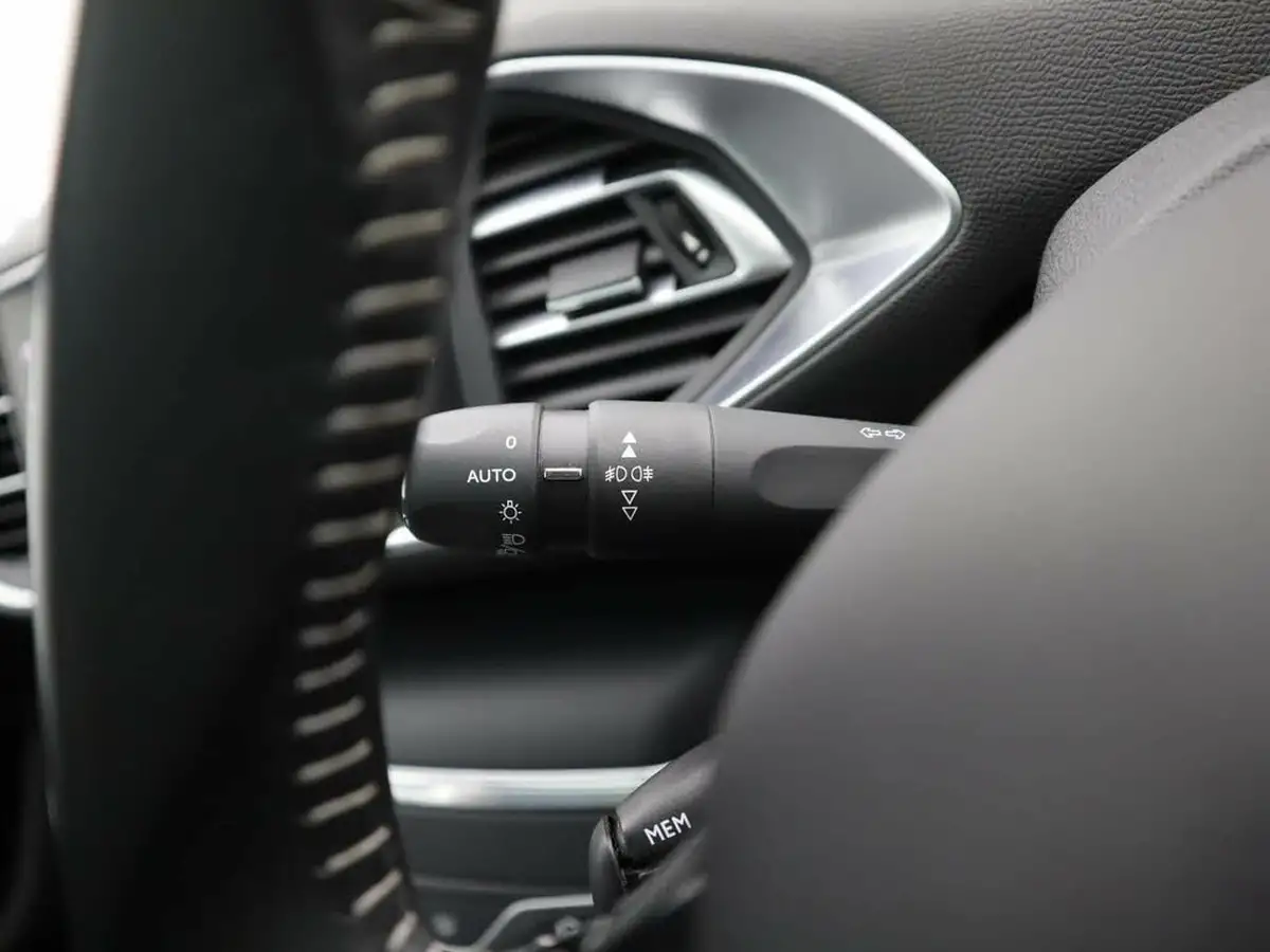 2020-peugeot-308-sw-12-puretech-allure-130bhp-big-20