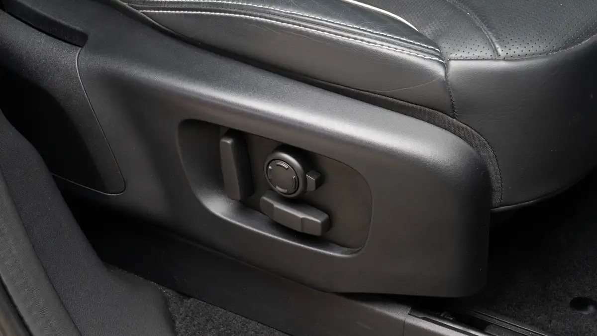 2024-land-rover-discovery-30-d300-dynamic-hse-big-17
