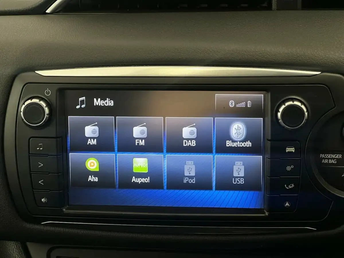 2017-toyota-yaris-15-vvt-i-design-bi-tone-hybrid-big-18