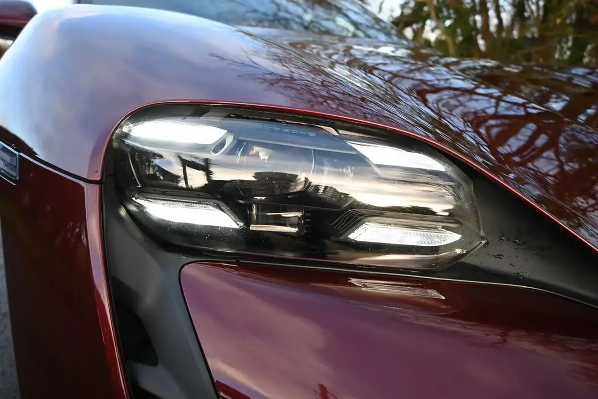 2021-porsche-taycan-e-turbo-big-9