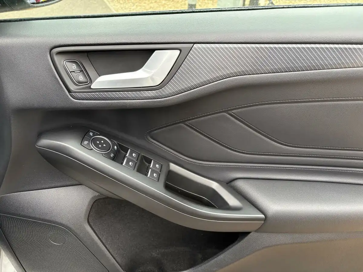 2019-ford-focus-10t-st-line-x-estate-big-17