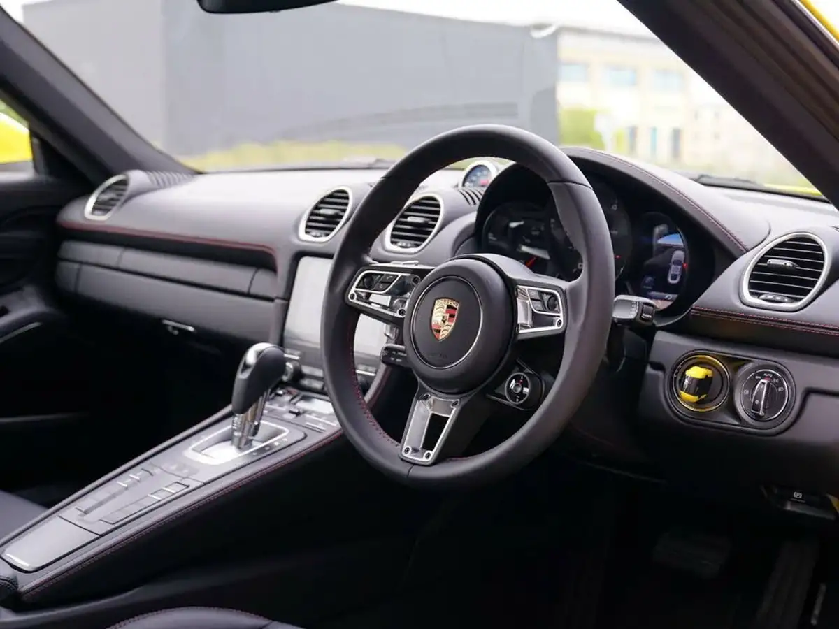 2025-porsche-cayman-718-20-cayman-pdk-big-10