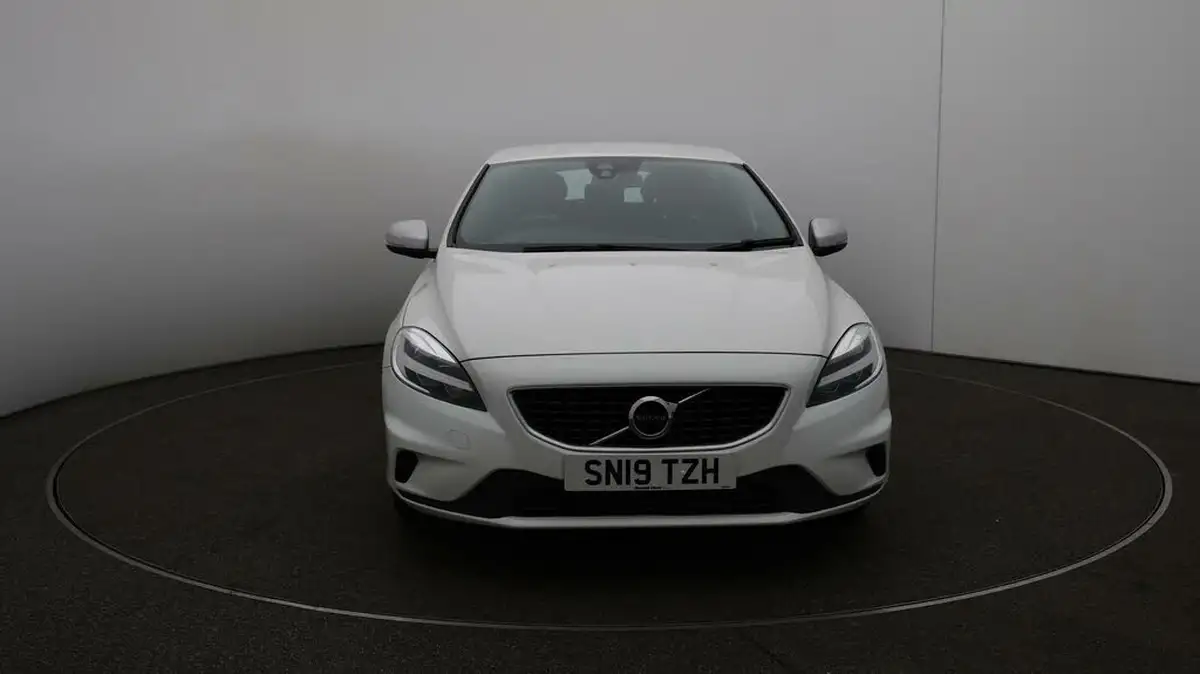2019-volvo-v40-20-t2-r-design-big-2