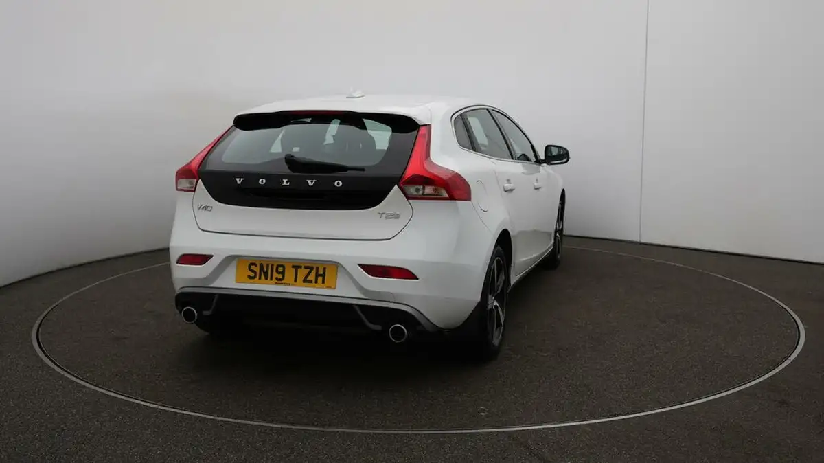 2019-volvo-v40-20-t2-r-design-big-54