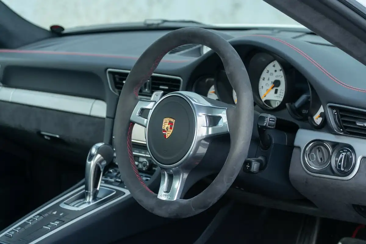 2014-porsche-911-38-gt3-big-24