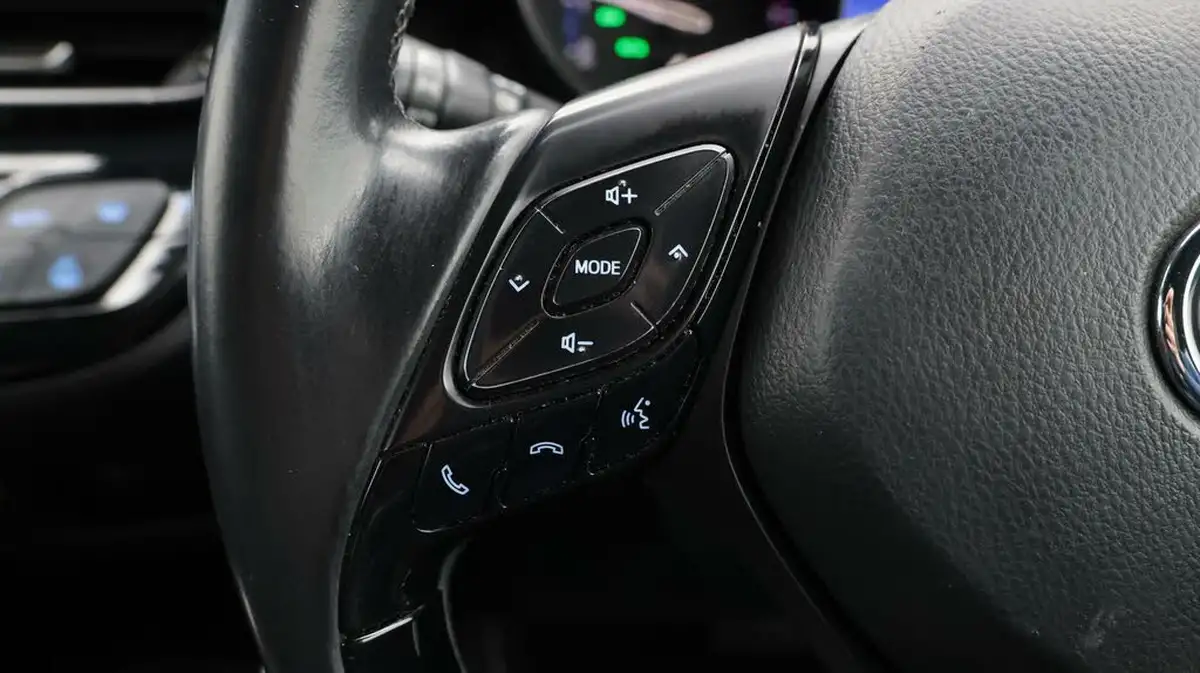 2017-toyota-c-hr-12-excel-awd-cvt-big-23