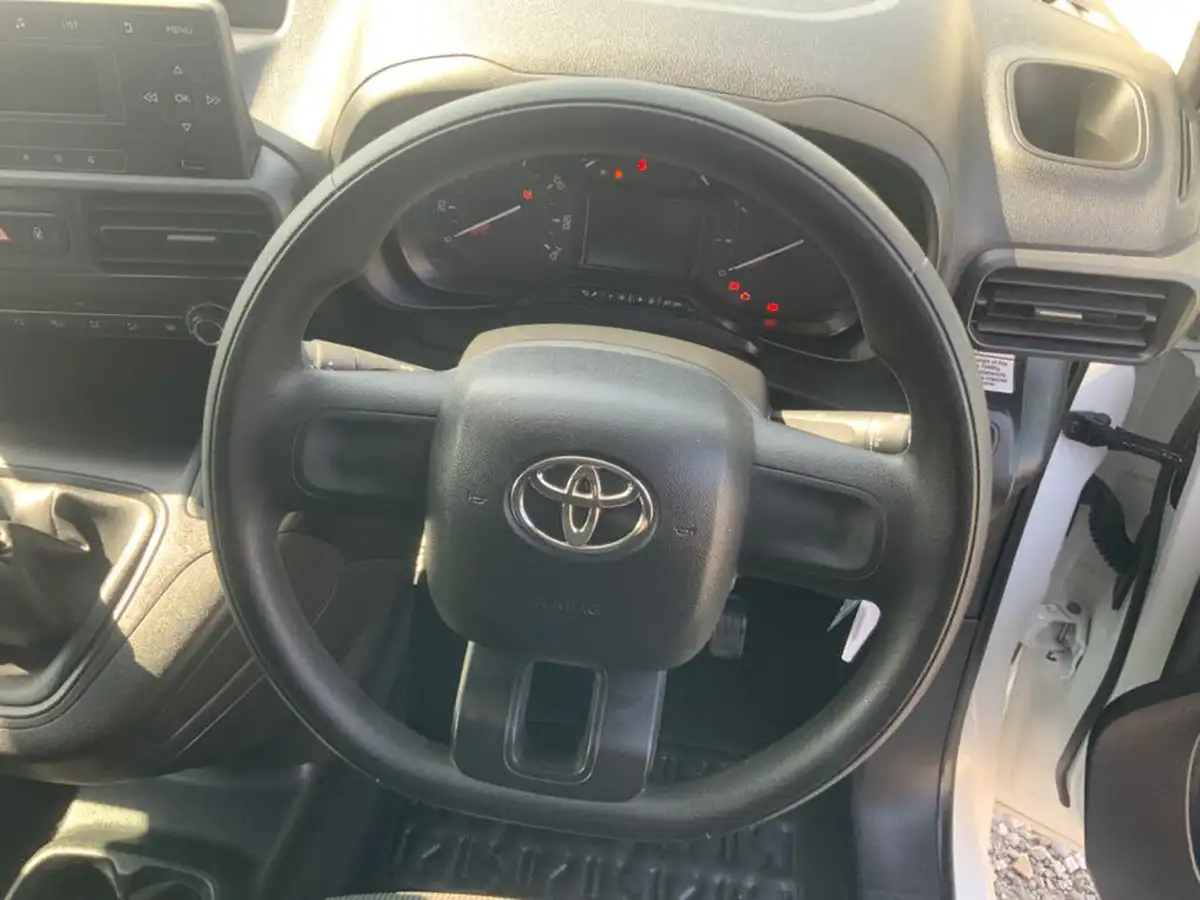 2022-toyota-proace-city-15d-active-big-24