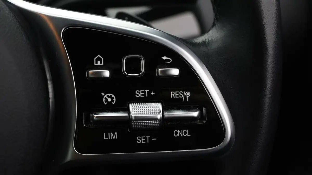 2021-mercedes-benz-gla-class-13-gla-200-sport-big-21