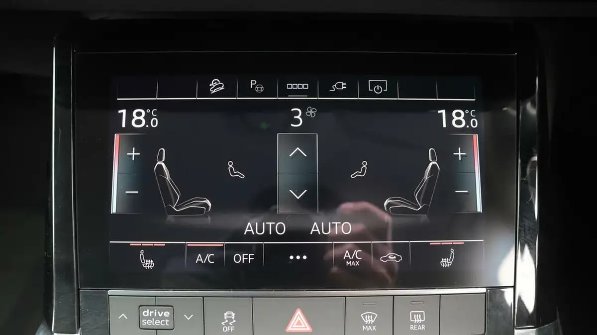 2021-audi-e-tron-55e-technik-station-wagon-big-12