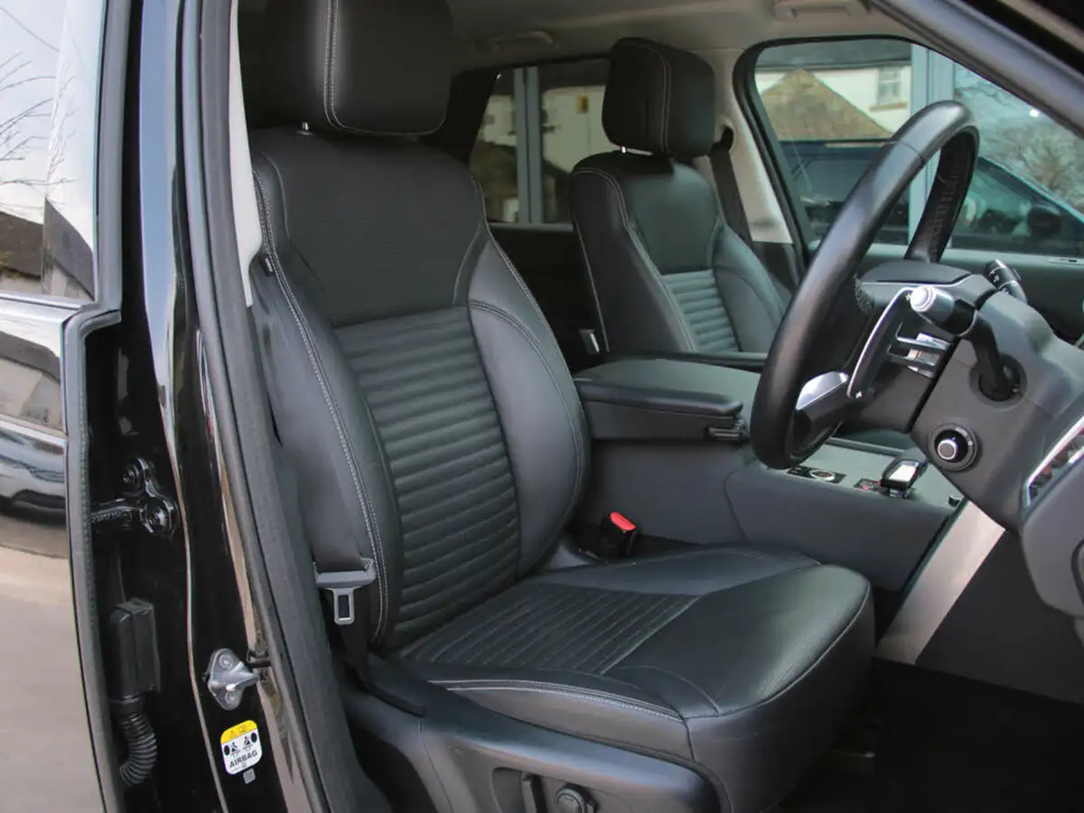 2021-land-rover-discovery-30-d300-commercial-se-big-1