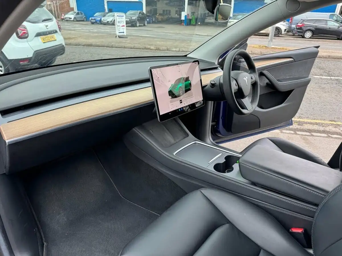2022-tesla-model-y-e-long-range-big-15