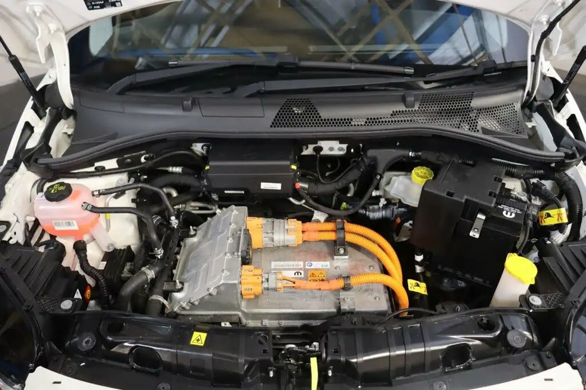 2021-fiat-500-e-action-big-18