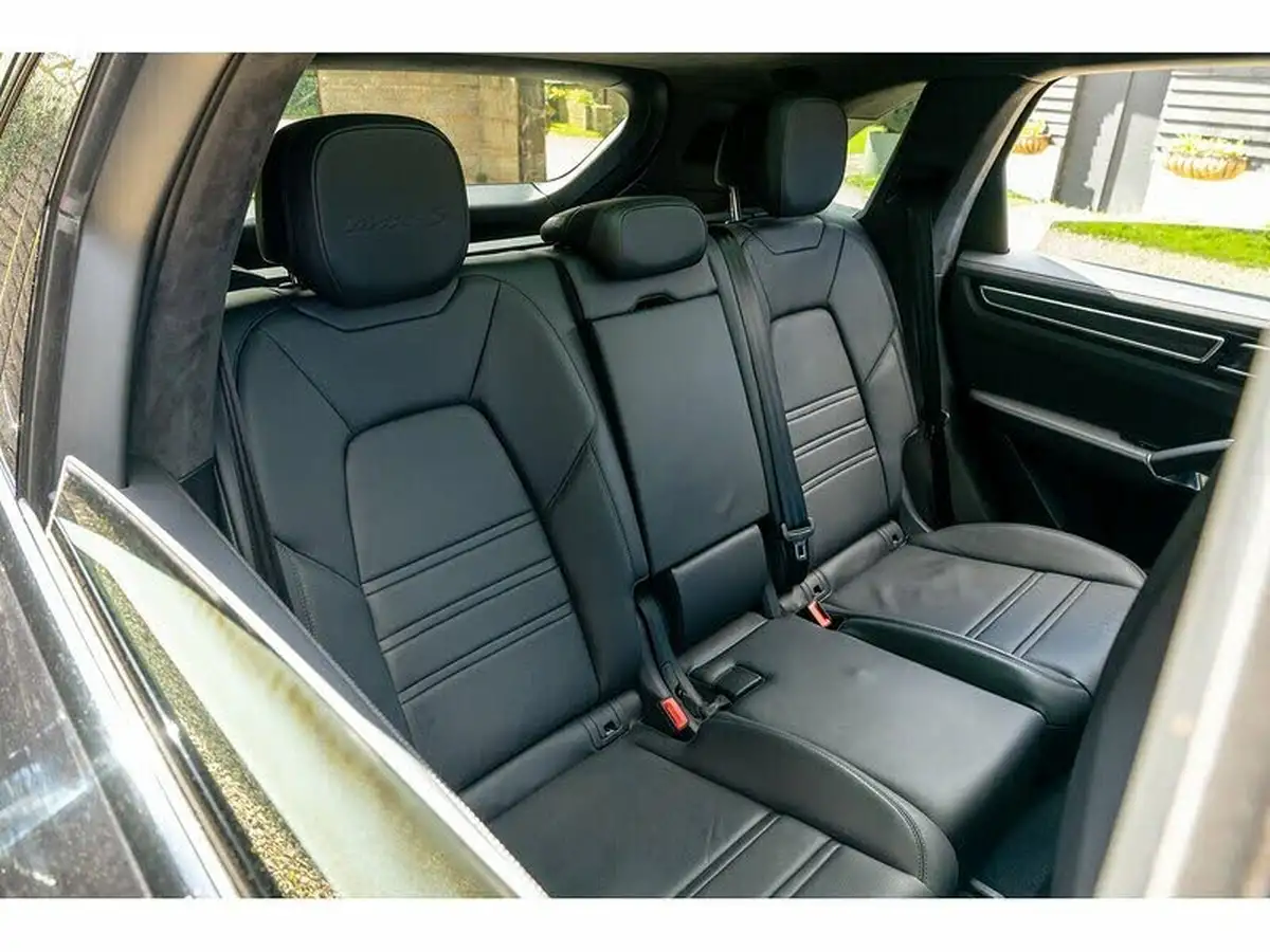 2019-porsche-cayenne-40-v8-turbo-s-e-hybrid-station-wagon-big-44