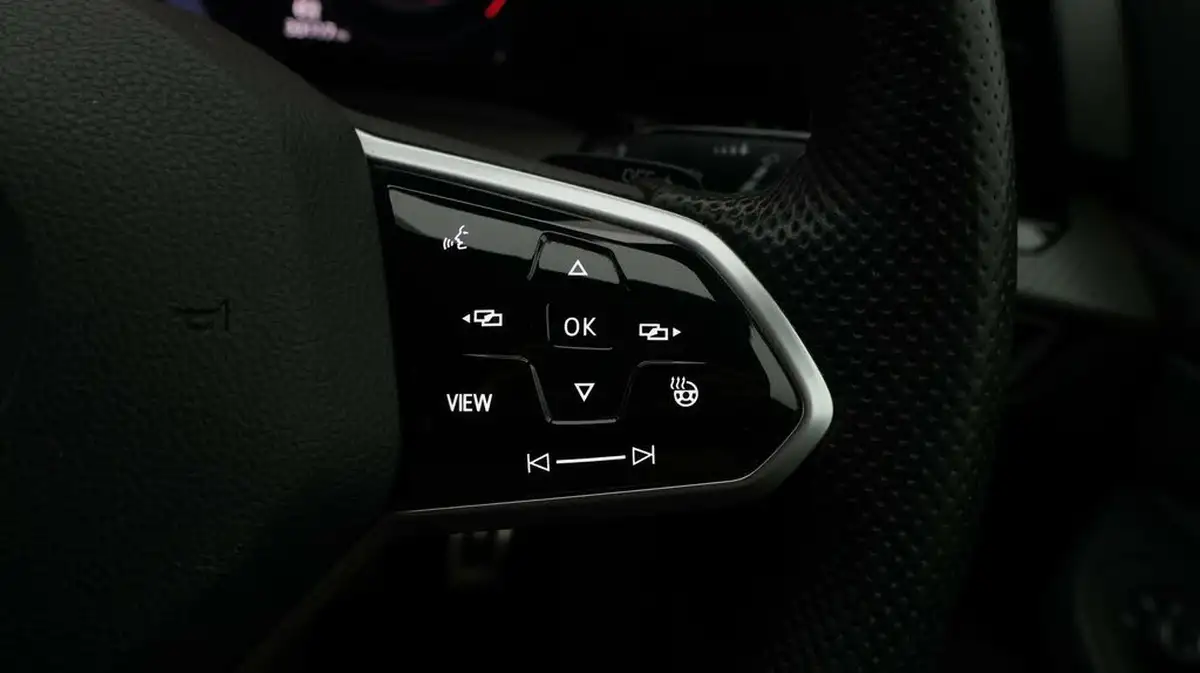 2021-volkswagen-golf-15-etsi-r-line-150ps-hatchback-big-26