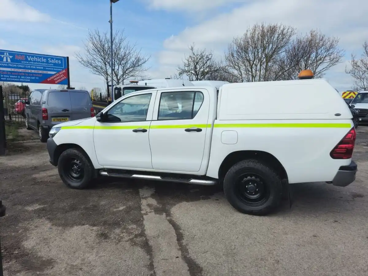 2018-toyota-hi-lux-24d-4d-active-150hpeu6-32t-double-pick-up-big-3