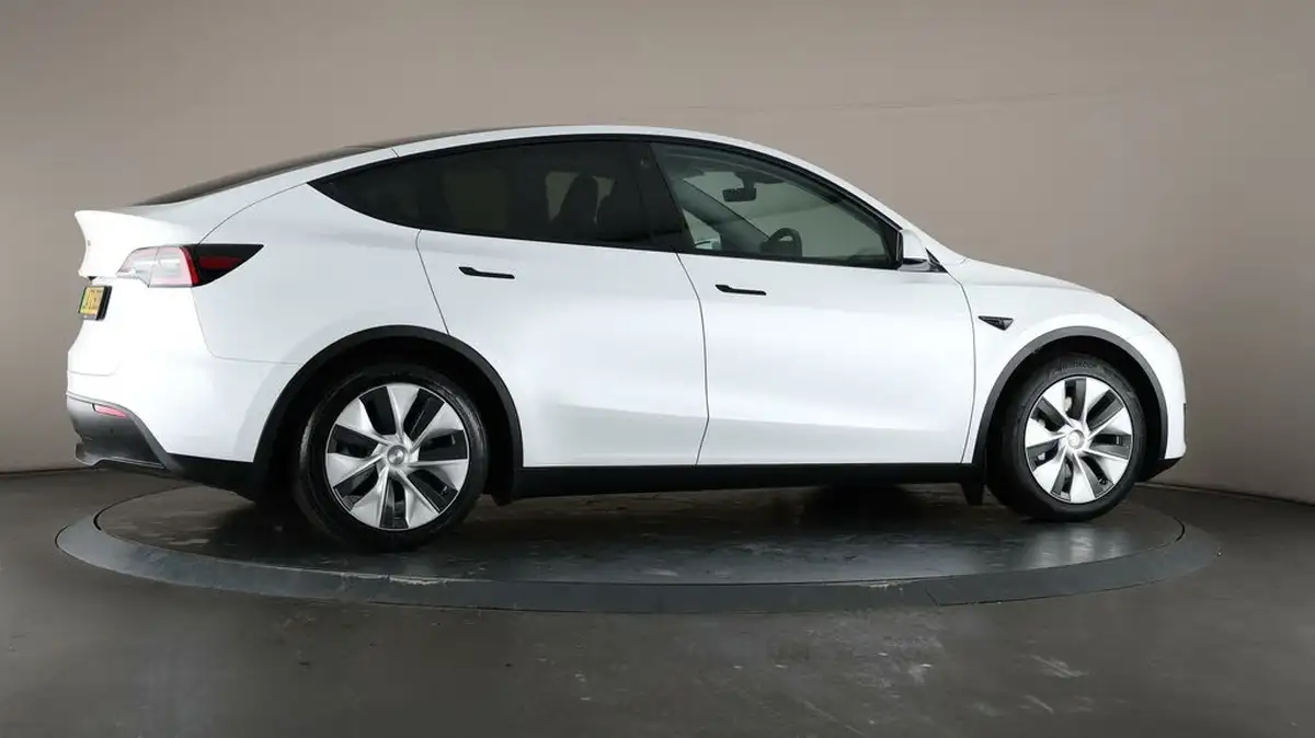 2022-tesla-model-y-e-rwd-big-61