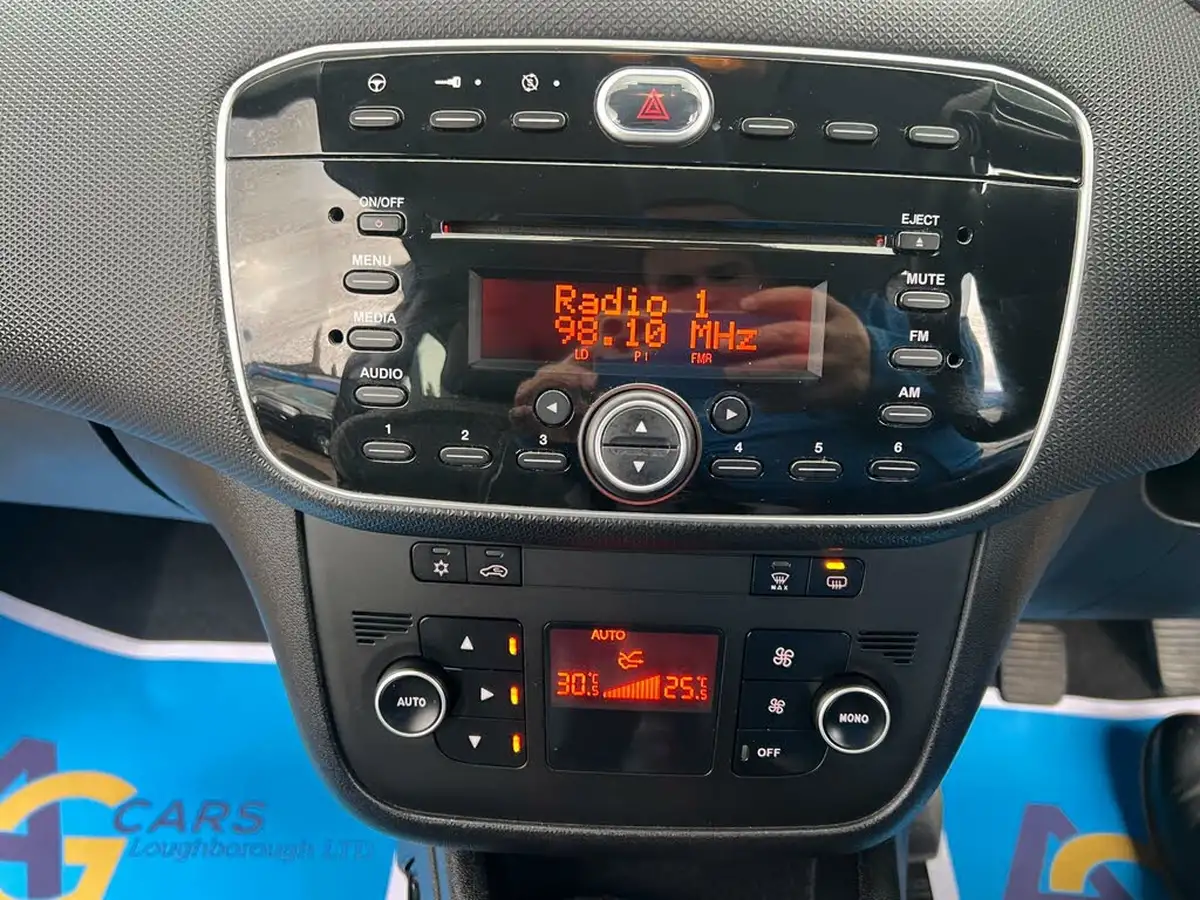 2013-fiat-punto-14-easy-8v-77bhp-brio-3d-big-19