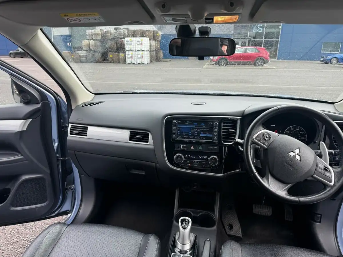 2015-mitsubishi-outlander-20-gx4h-phev-big-9