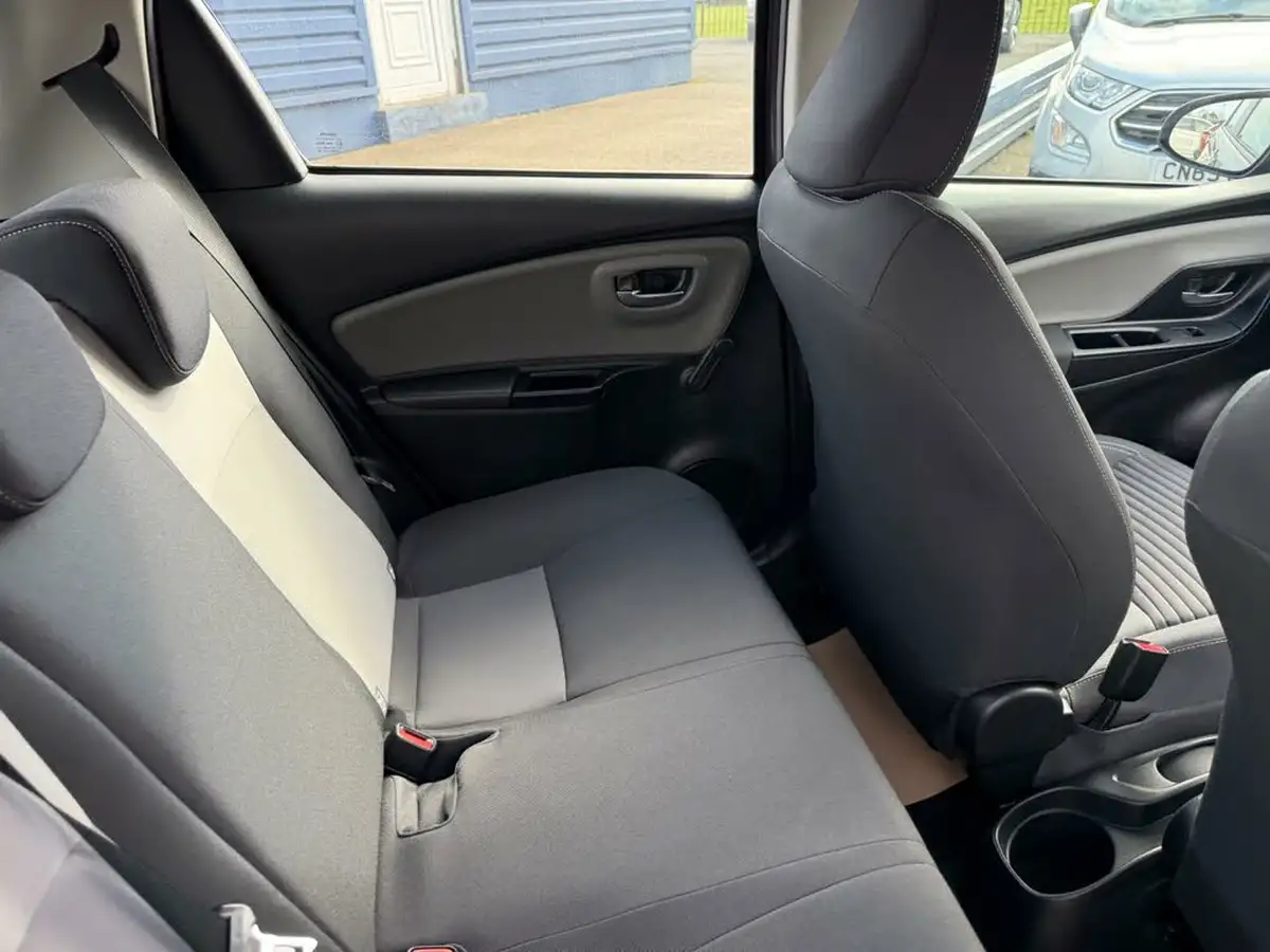 2019-toyota-yaris-15-vvt-i-icon-tech-98bhp-hybrid-1497cc-e-cvt-big-44