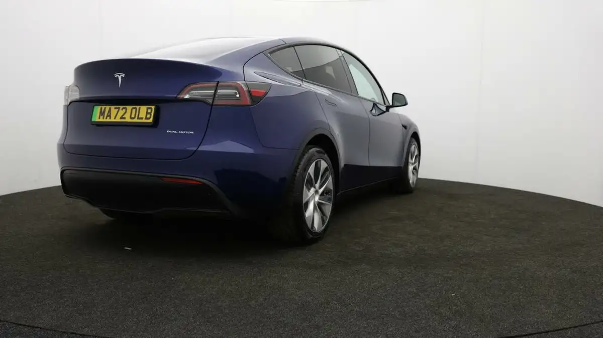 2022-tesla-model-y-e-long-range-big-78