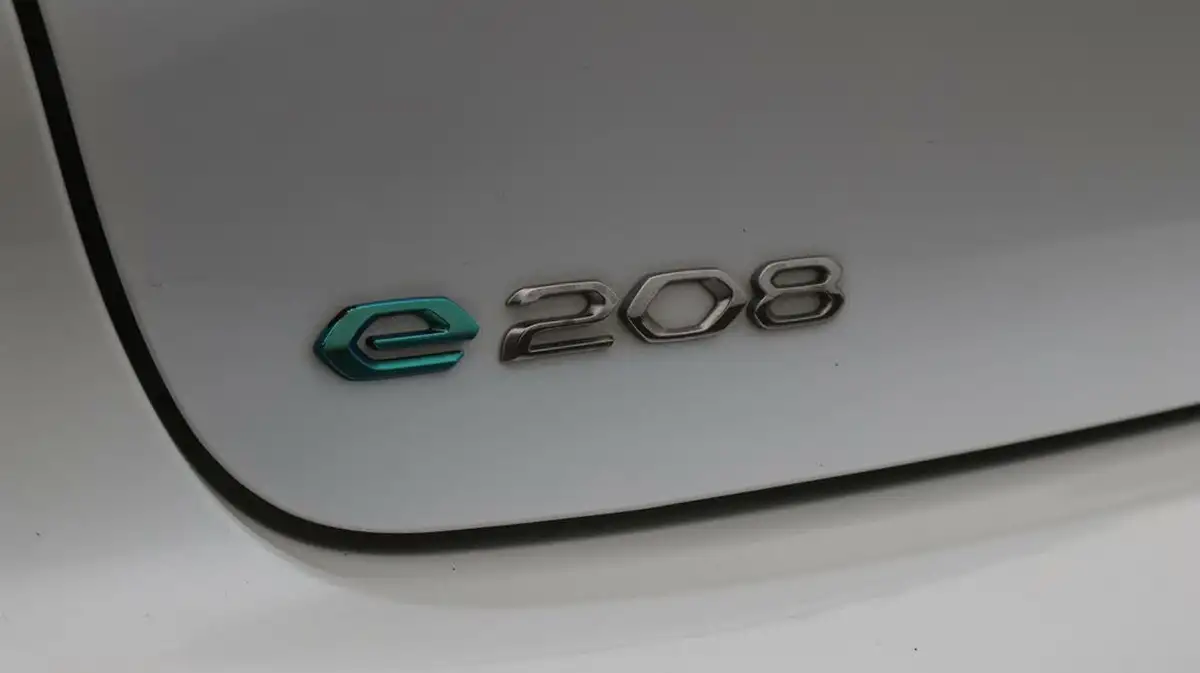 2021-peugeot-208-e-gt-premium-big-21
