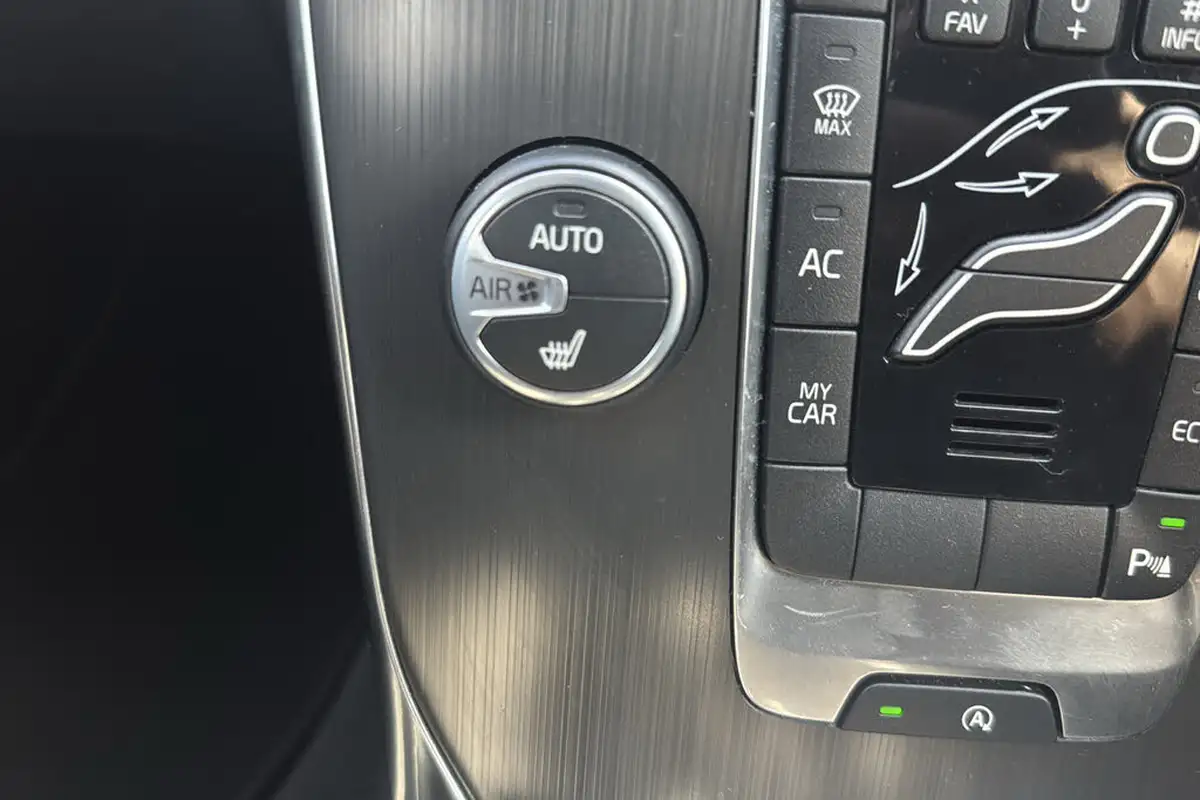 2016-volvo-v40-15-se-t3-152bhp-big-21