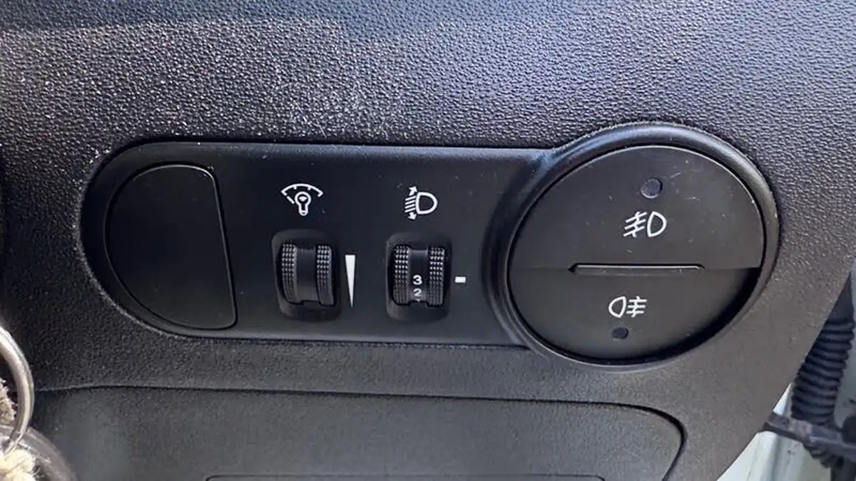 2012-hyundai-i10-12-active-big-15