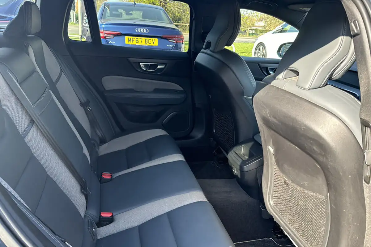 2021-volvo-v60-20-b4-r-design-big-24