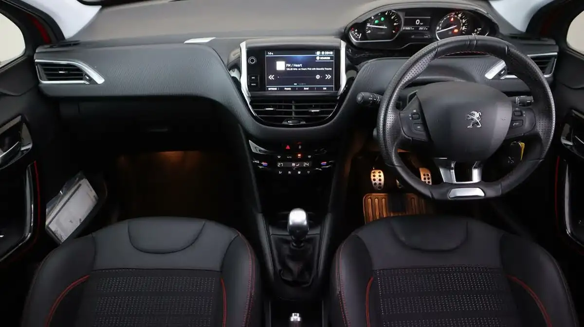 2019-peugeot-208-12-puretech-gt-line-110bhp-big-13