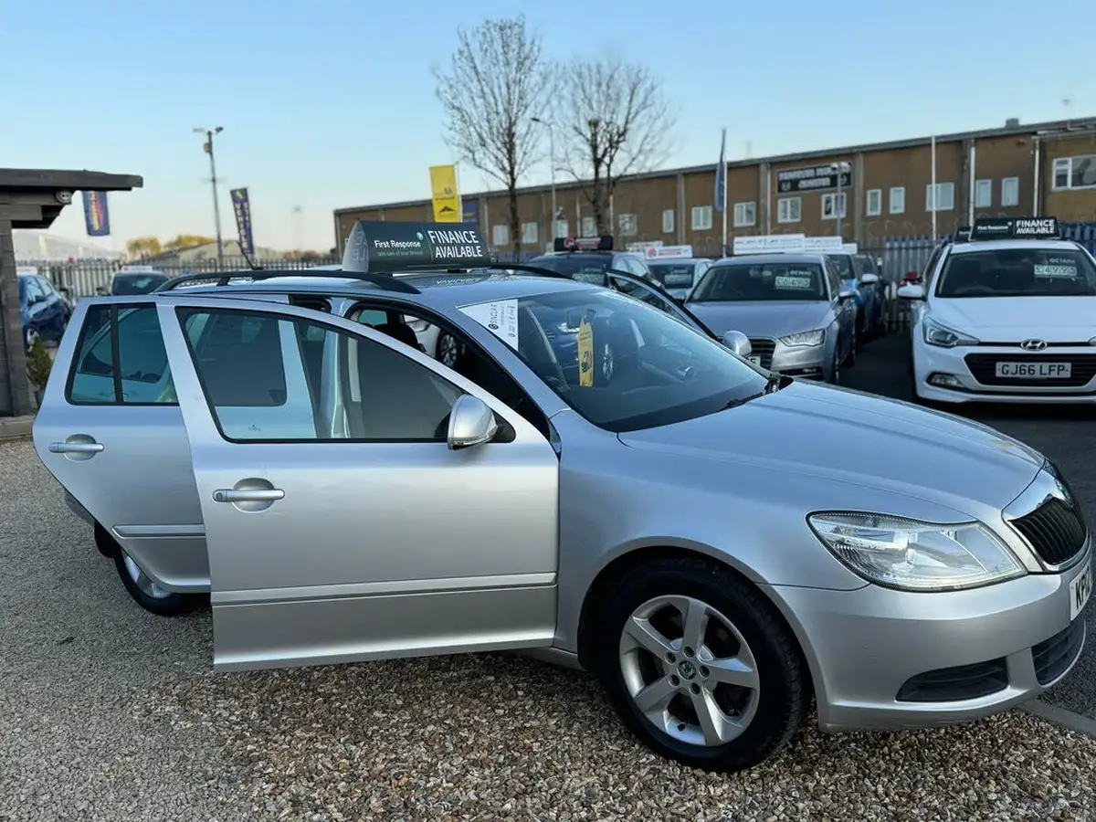 2012-skoda-octavia-20td-se-plus-140bhp-estate-big-36