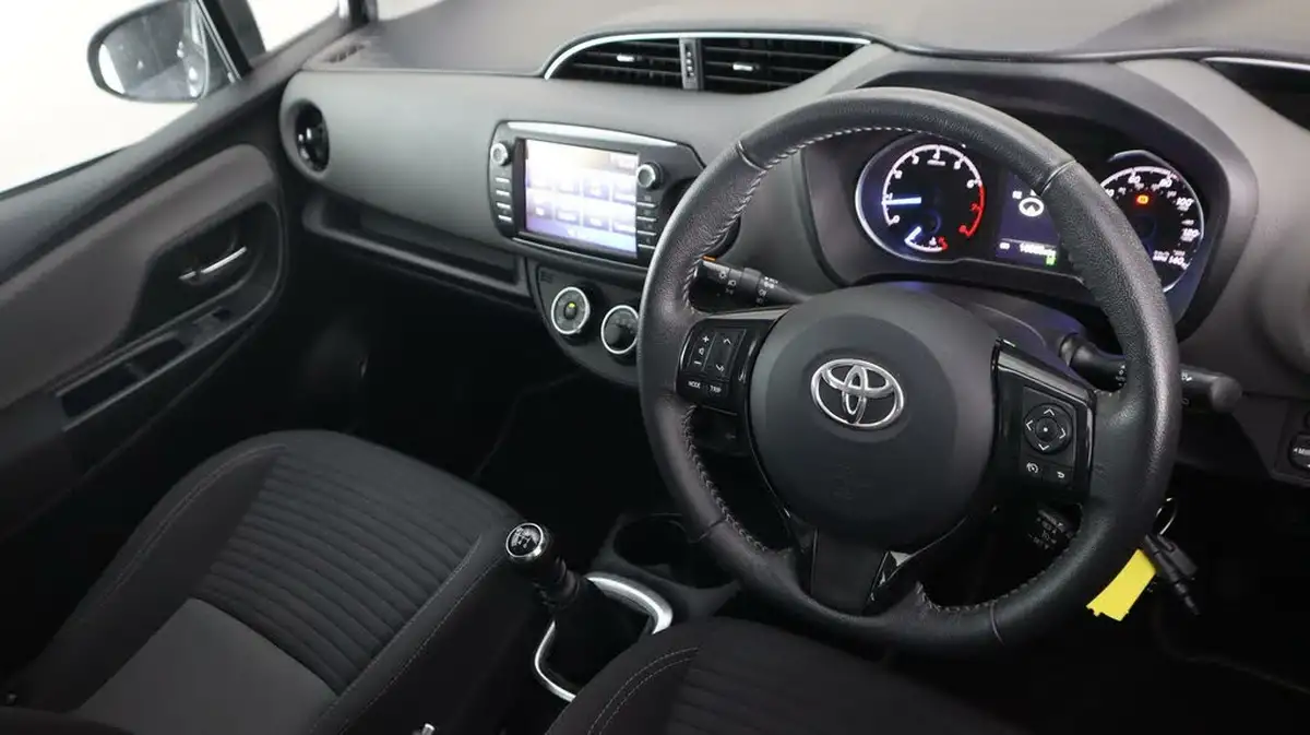 2019-toyota-yaris-15-vvt-i-icon-tech-111bhp-1496cc-big-9
