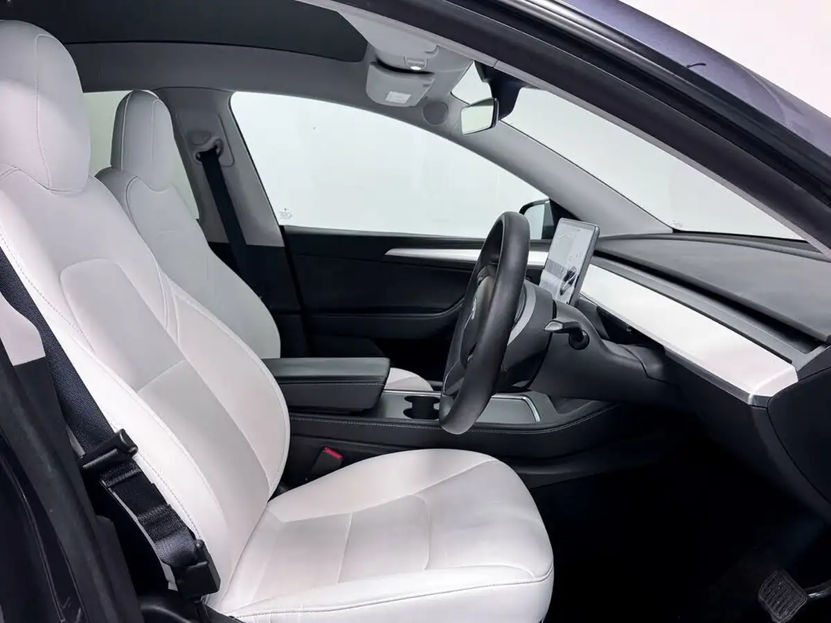 2022-tesla-model-y-e-long-range-big-17