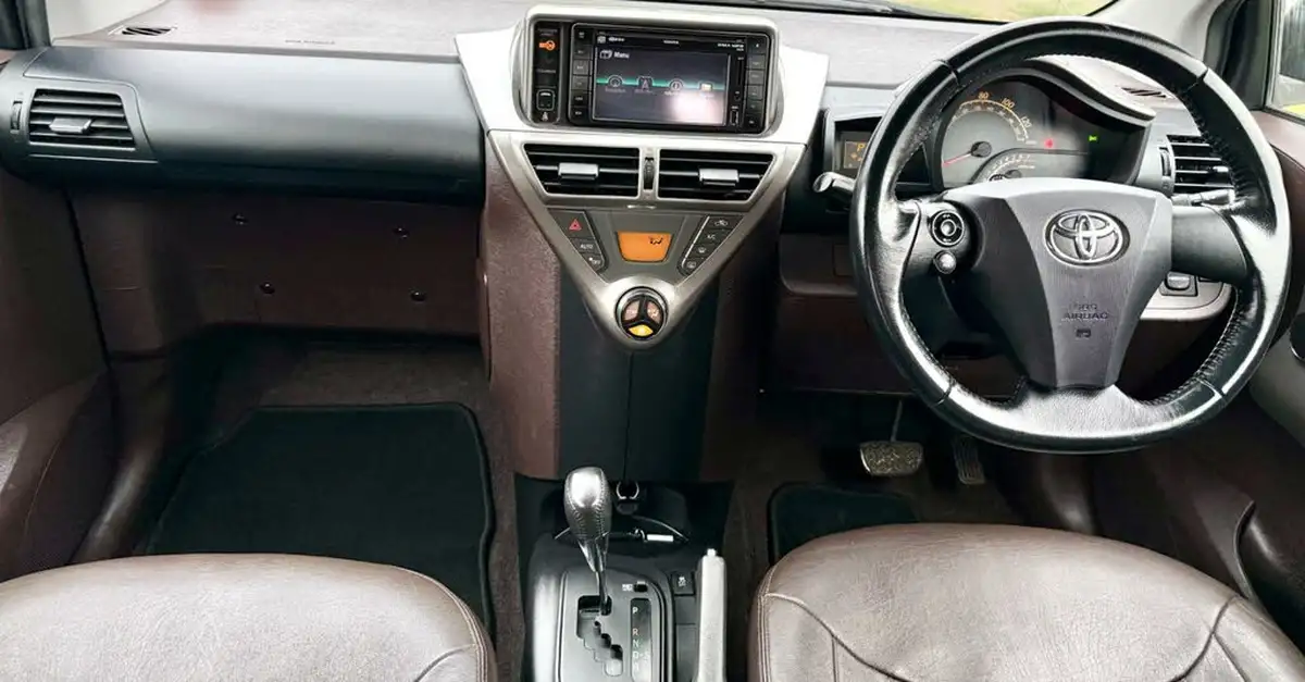 2009-toyota-iq-133-3-99bhp-cvt-big-9