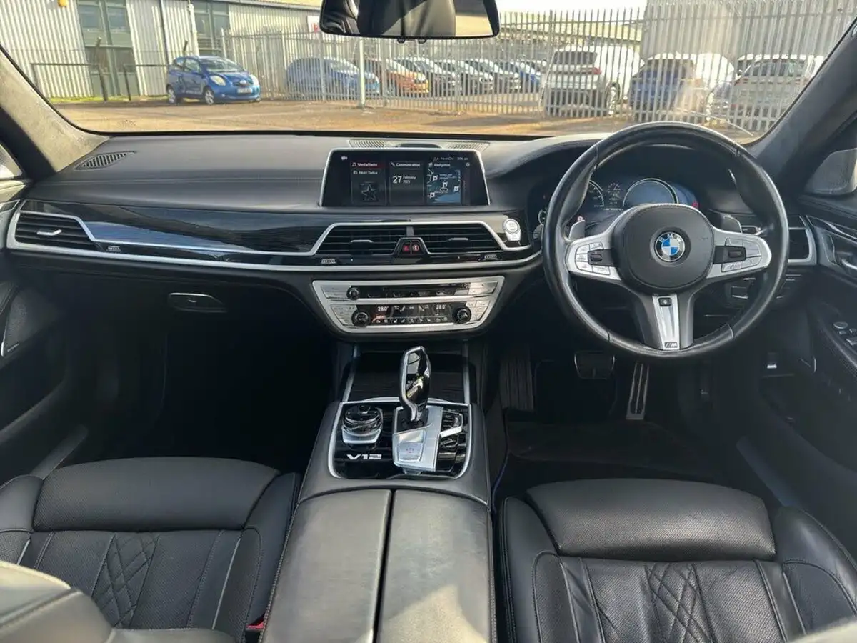 2018-bmw-7-series-66-m760li-big-31