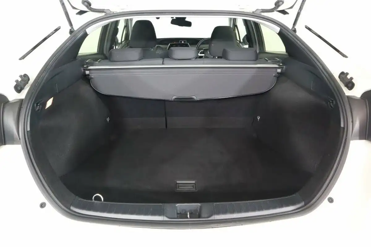 2018-toyota-prius-18-vvt-i-business-edition-plus-ss-big-8