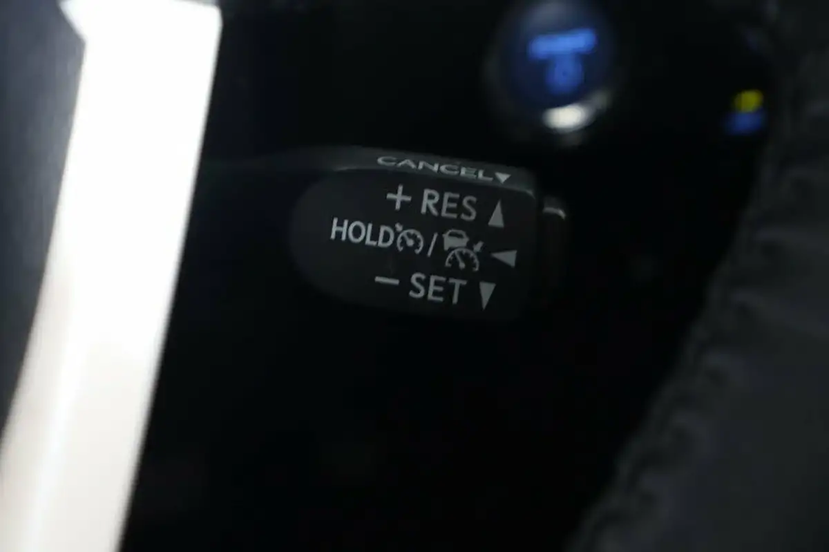 2018-toyota-prius-18-vvt-i-business-edition-plus-ss-big-32