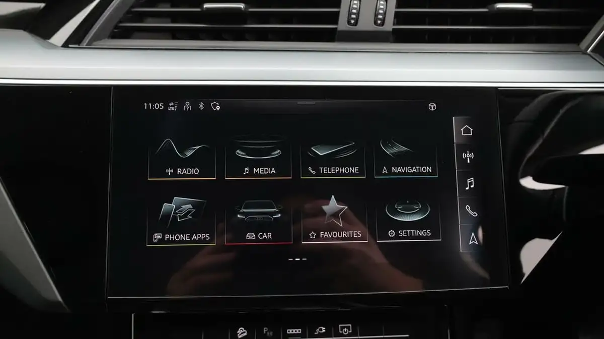 2022-audi-e-tron-55e-technik-station-wagon-big-11